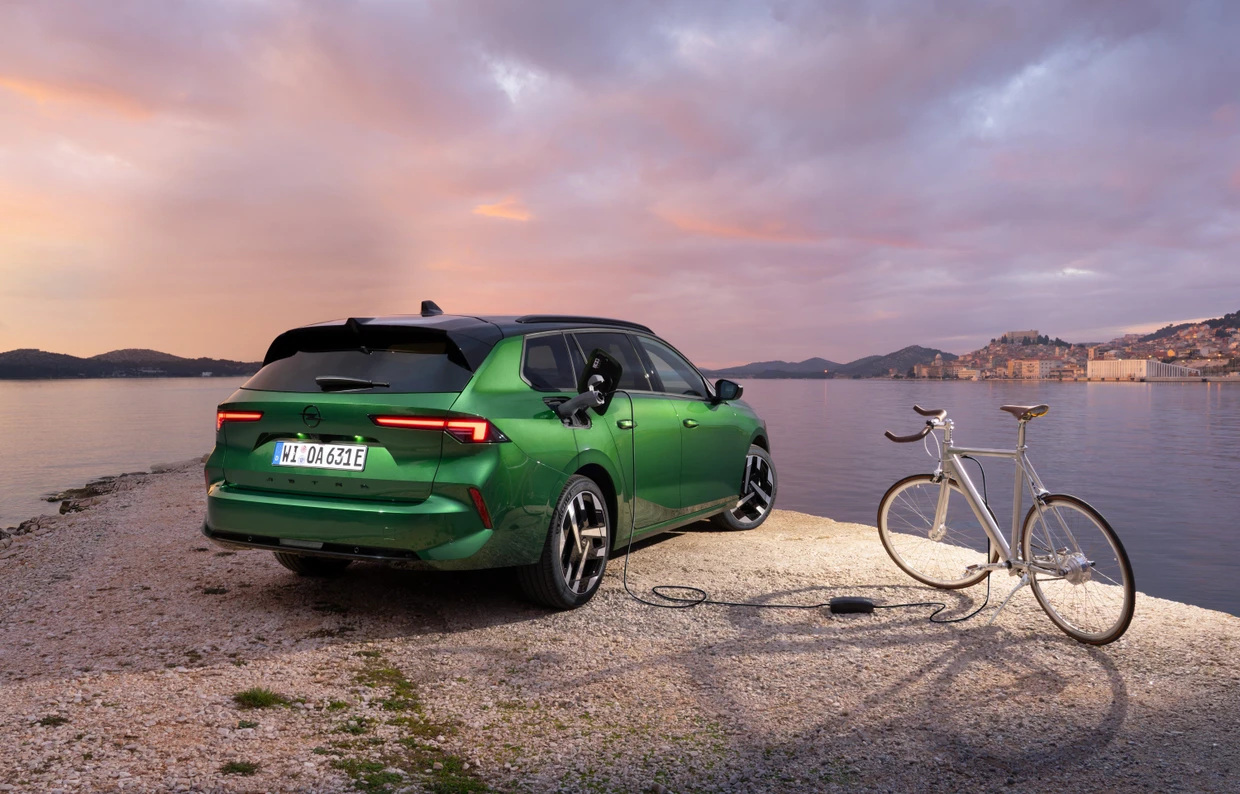 3: K wie Kombi mit Kilowatt. Opels Astra lädt sogar ein Fahrrad.