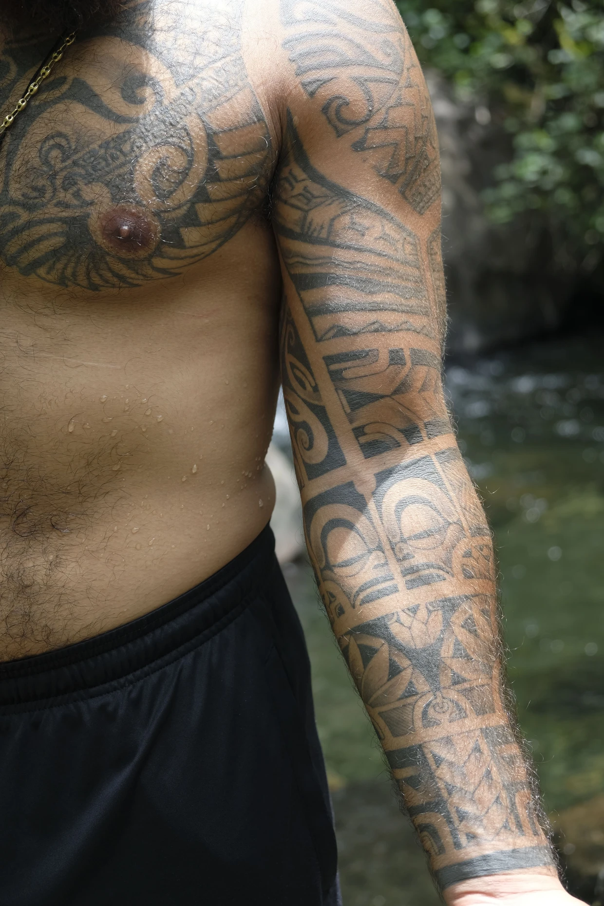 Die Tiki-Symbole auf Suhas' Arm und Brust stehen für seine Eltern und Geschwister, die Linien dazwischen für Berge, Wellen und Sterne.