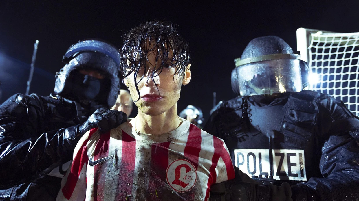 Eren M. Güvercin (Mitte) in der Serie „Banksters“, einer deutschen Eigenproduktion von HBO Max