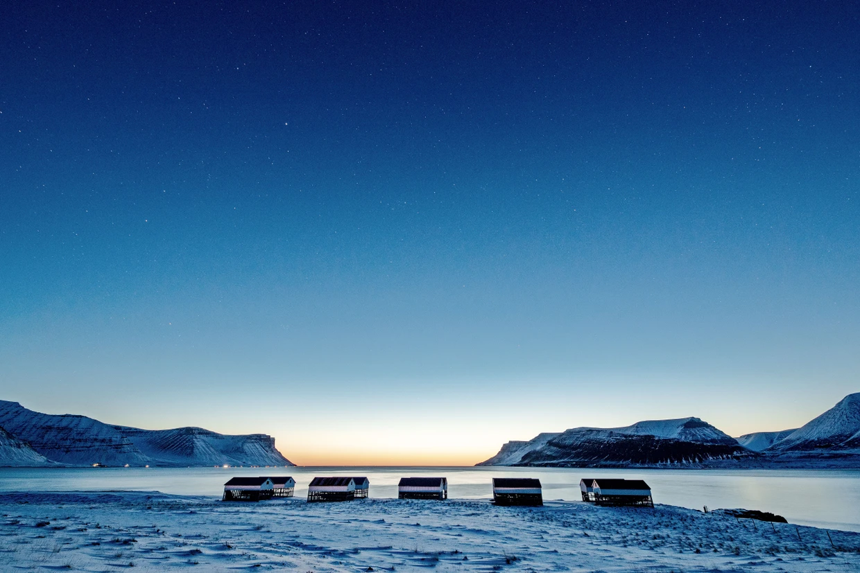Einsam in der Kälte trocknet der Fisch am Fjord.