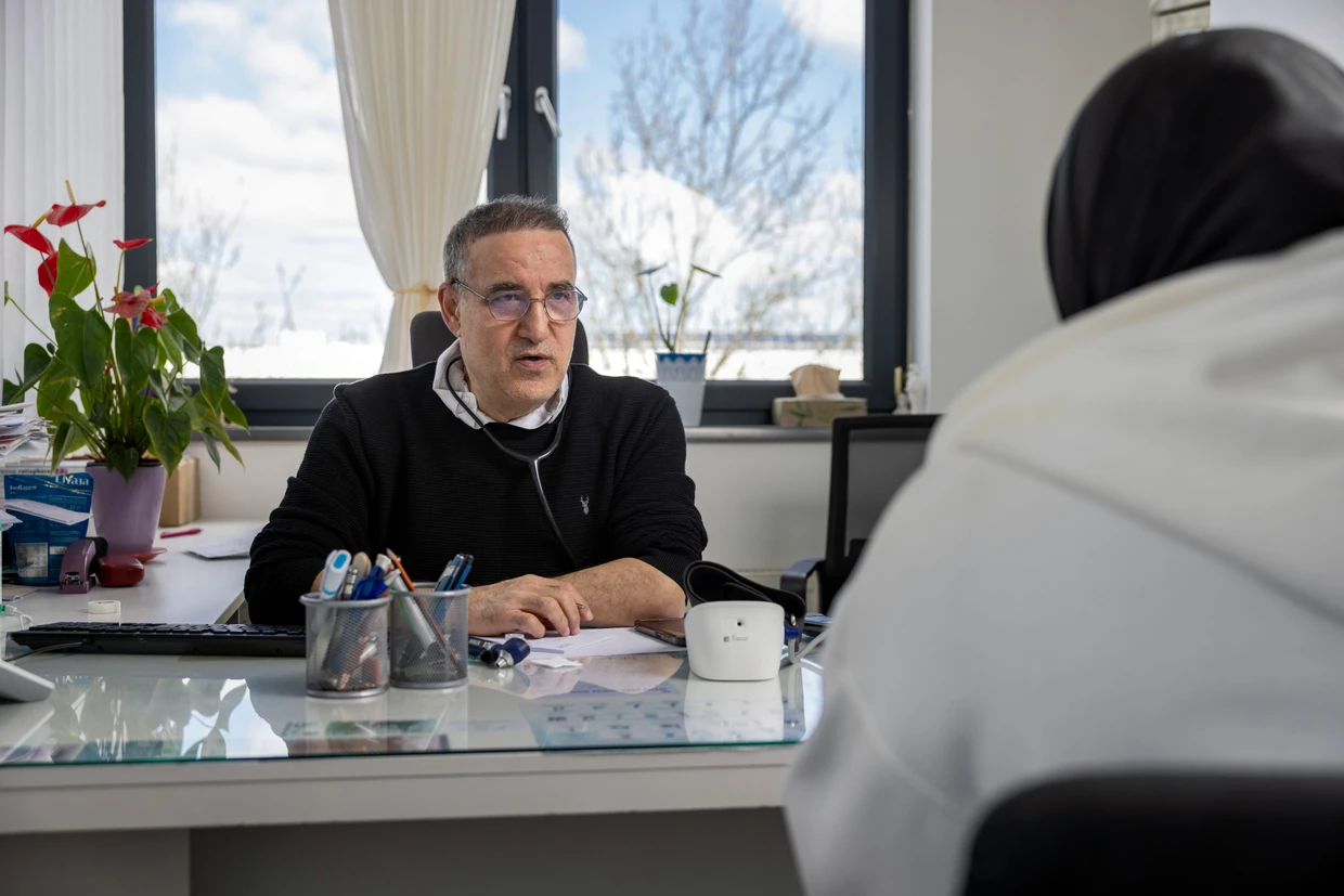 80 Prozent der Leute, die zu ihm kommen, sind Migranten aus aller Welt.