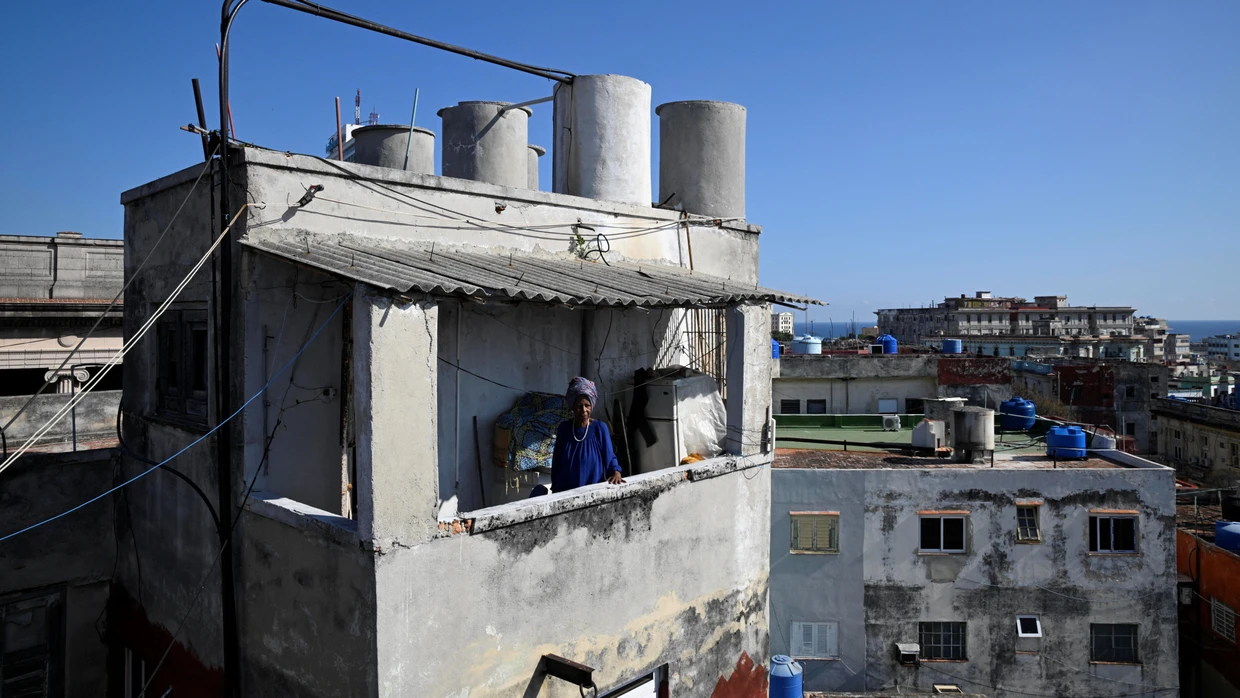 Regina Zaida Jorge steht auf dem Balkon ihrer Wohnung in Havanna. Sie lebt allein und ist bei der Versorgung mit Lebensmitteln auf kirchliche Hilfe angewiesen. Viele ältere Menschen geraten in Kubas Sozialkrise zunehmend unter Druck.