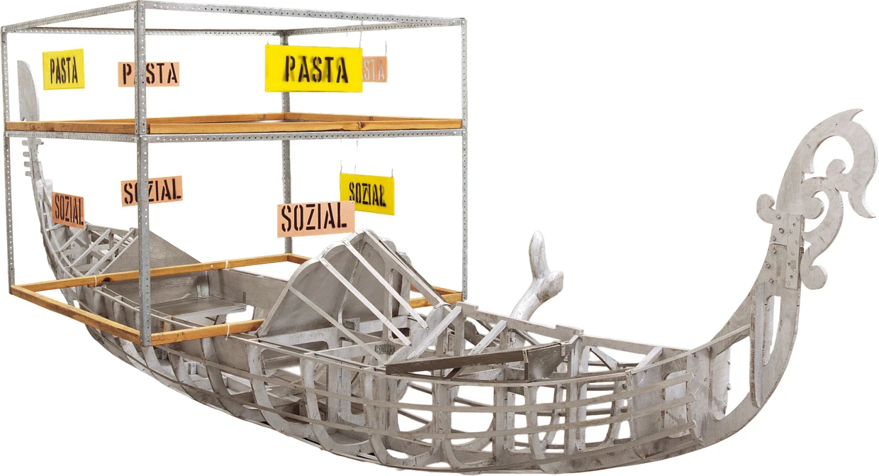 Ebenfalls bei Gisela Capitain in Neapel zu sehen: Martin Kippenbergers „Sozialkistentransporter“ von 1989, Mischtechnik, 165 mal 558 mal 135 Zentimeter