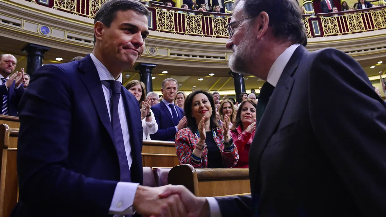Machtübergabe in Madrid: Sanchez (l.) folgt auf Ministerpräsident Rajoy