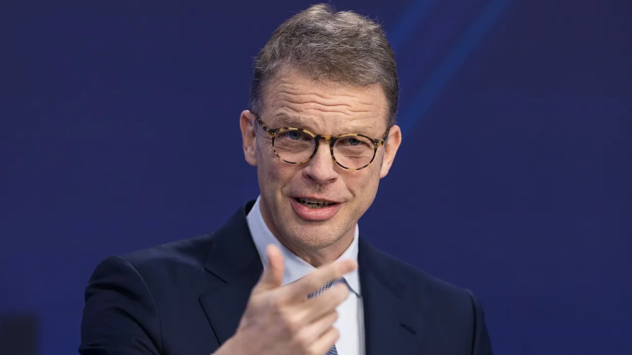 Bankenpräsident und Deutsche-Bank-Chef Christian Sewing spricht sich für die flexible Anwendung der Schuldenbremse in der Krise aus.