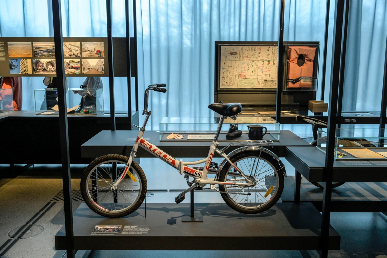 Erzwungene Mobilität kann einen neuen Anfang bedeuten: Die Ausstellungen der Stiftung sollen ihr Thema universalistisch behandeln.