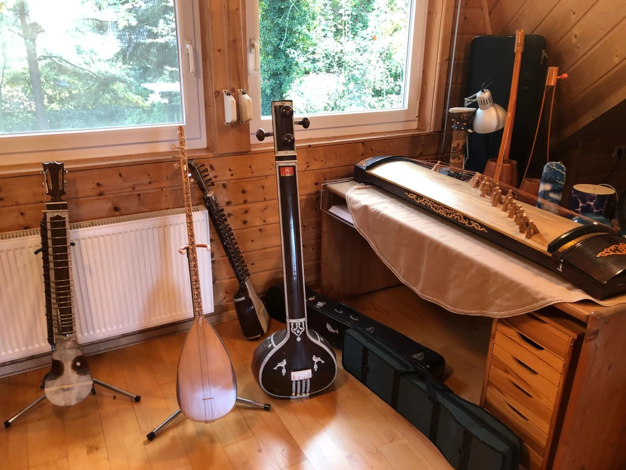 Instrumente aus der Sammlung Sofia Gubaidulinas in ihrem Haus