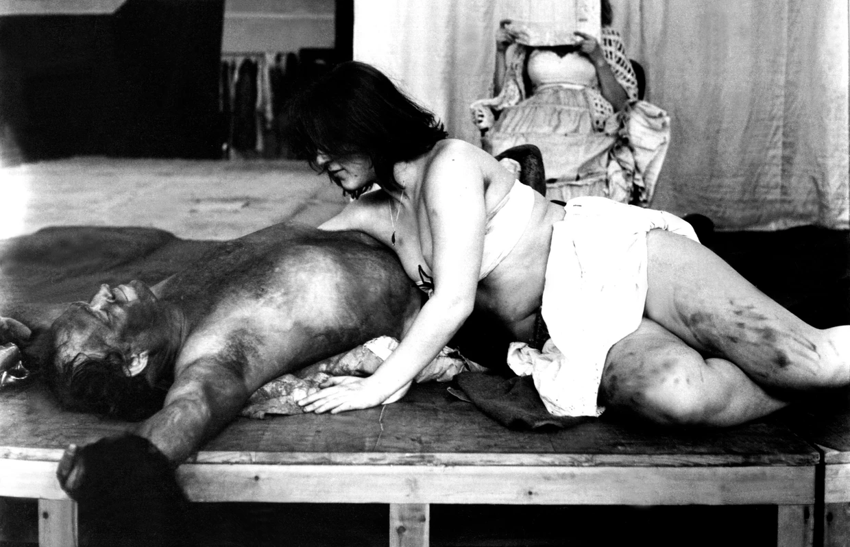 Ulrich Wildgruber in der Titelrolle und Eva Mattes als Desdemona während einer Probe zur Inszenierung des „Othello“ von Peter Zadek am Deutschen Schauspielhaus, Hamburg 1976.