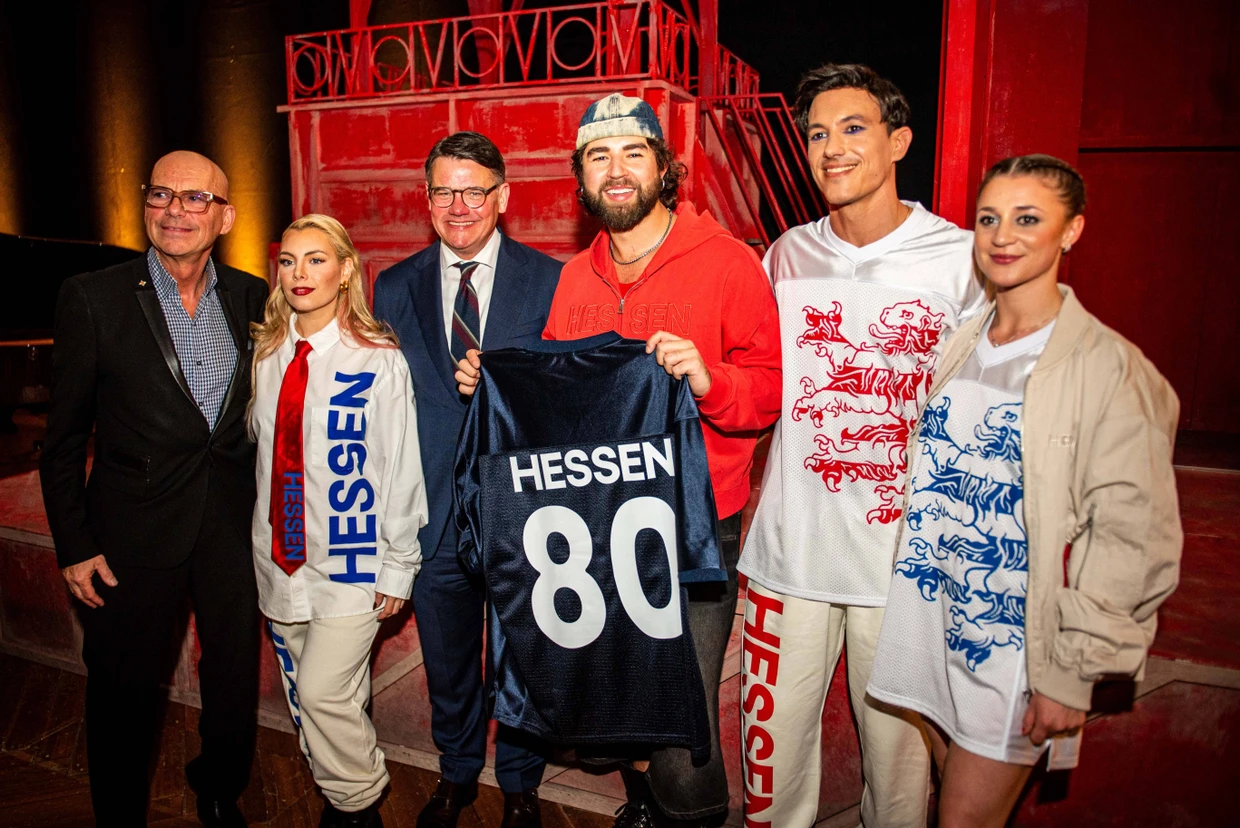 Bei der Modenschau zur neuen Hessen-Kollektion von Samuel Gärtner (Mitte) war auch Ministerpräsident Boris Rhein (dritter von links) zu Gast.