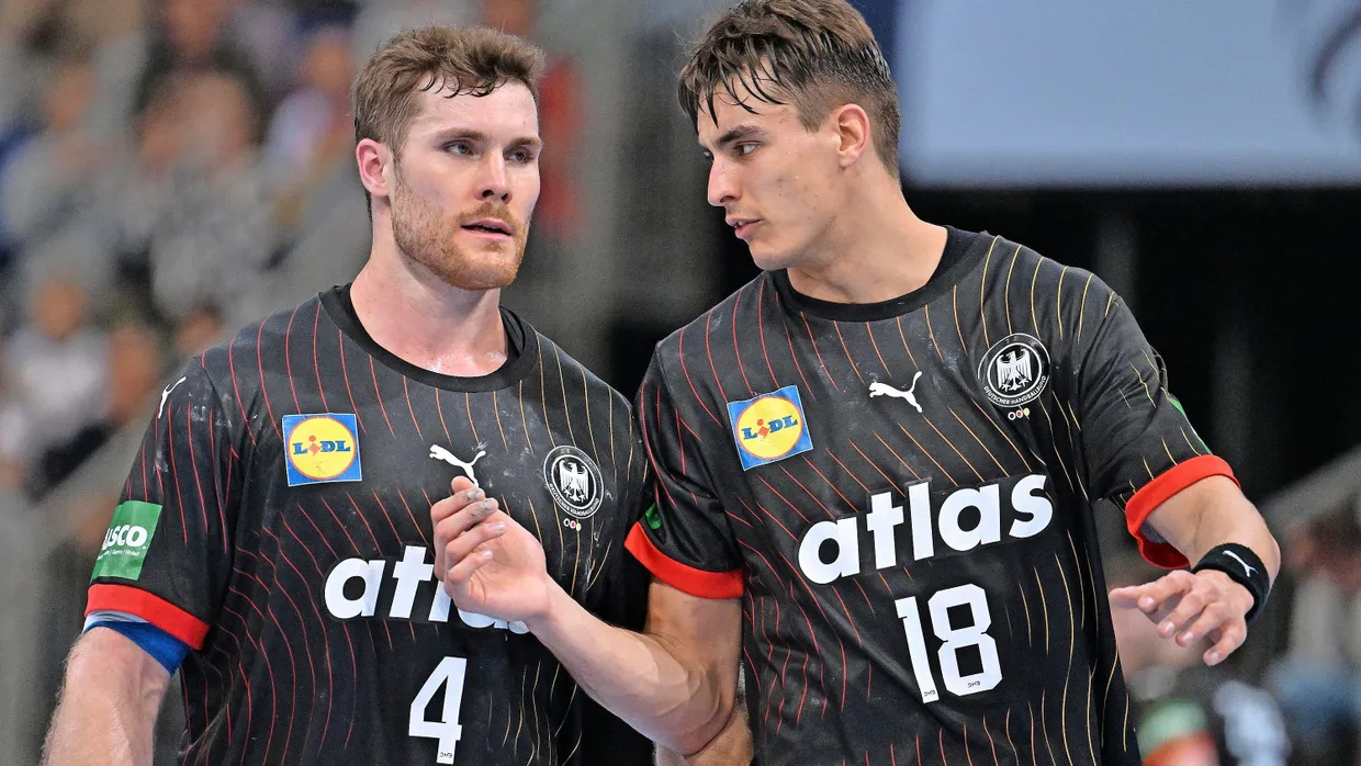 Reißt das Team mit: Julian Köster (r) im Gespräch mit Johannes Golla