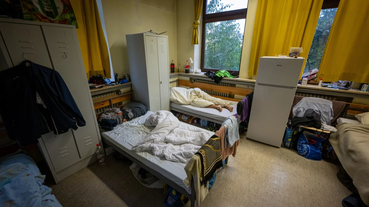 Asylbewerber: Ein Mann liegt in einer Asylunterkunft in der Ortschaft Olching, nordwestlich von München, in seinem Bett.