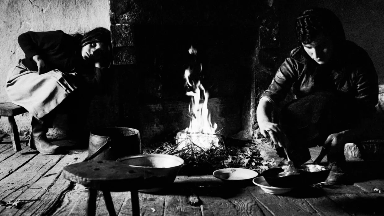 Zeitenwende: Die Familie des Exil-Albaners Professor Martin Camaj in ihrer Küche in Dukagjin Nordalbanien, 1992