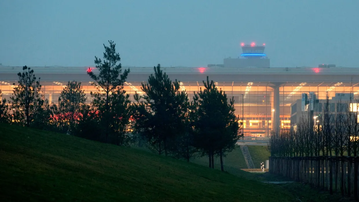 Das Idyll trügt: Terminal und der Tower des Flughafens Berlin-Brandenburg Willy Brandt (BER) - noch steht ein Eröffnungstermin in den Sternen