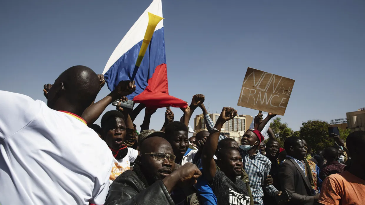 Kampfansage an Frankreich: In Ouagadougou, der Hauptstadt von Burkina Faso, wird der Militärputsch mit der russischen Flagge gefeiert.