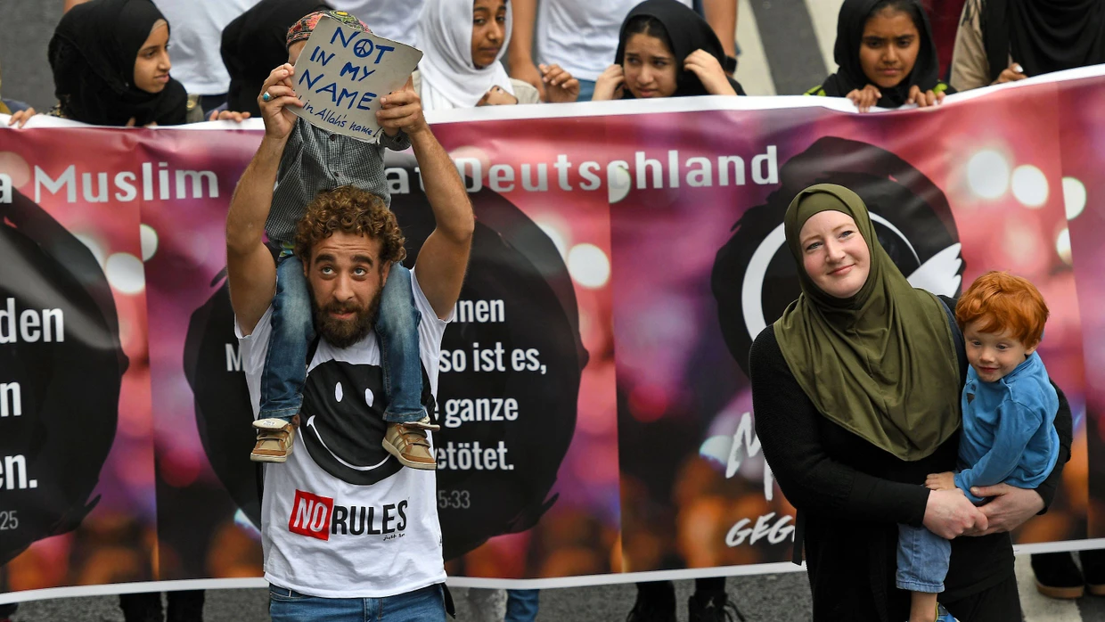Unter dem Motto „Nicht mit uns“ demonstrieren in Köln Muslime und Unterstützer gegen islamischen Terror.