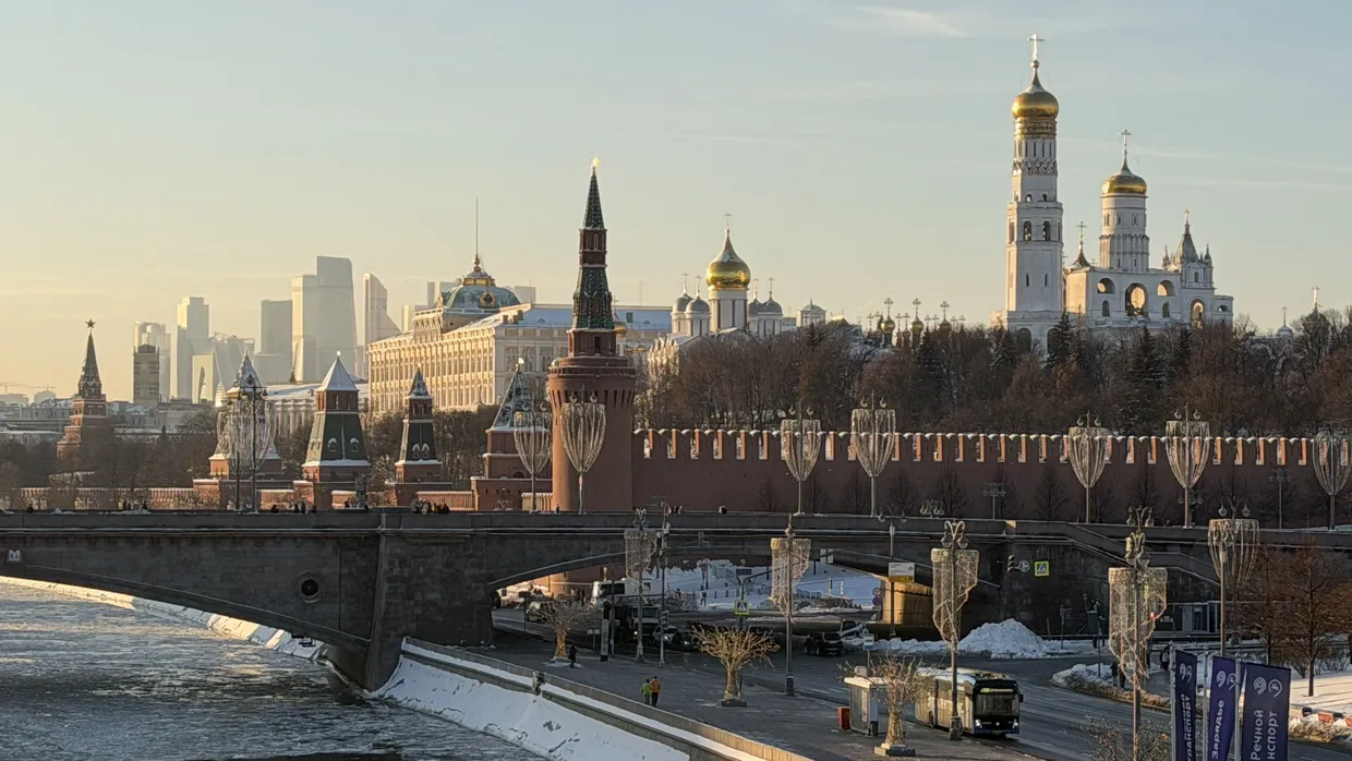 Der Kreml und das Wolkenkratzerviertel Moscow City im Januar
