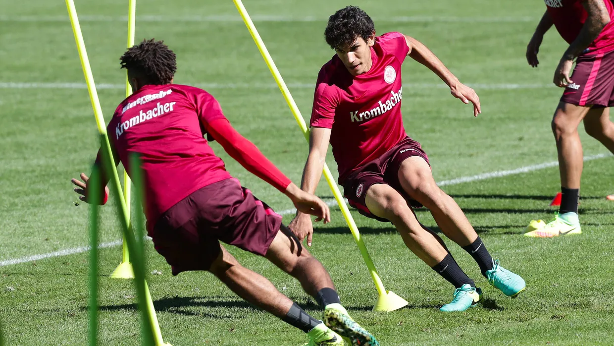 Bundesligastart mit Hindernissen: Eintracht-Innenverteidiger Jesus Vallejo (rechts) muss verletzungsbedingt bislang so manche Klippe meistern.