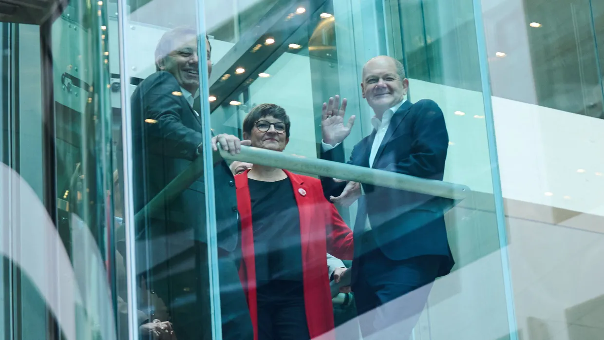 Im Fahrstuhl nach oben? Die SPD-Vorsitzenden Klingbeil und Esken mit Kanzler Scholz am Sonntag im Willy-Brandt-Haus