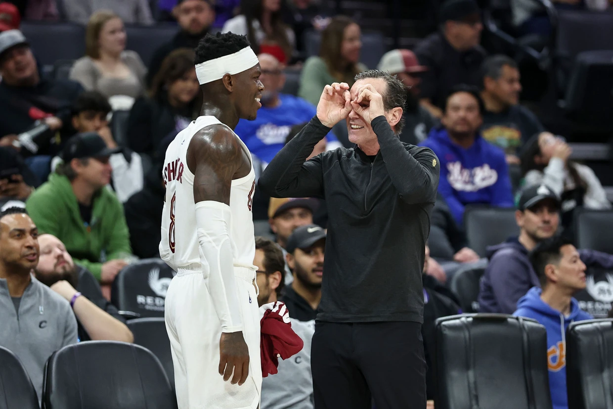 Trainer Kenny Atkinson (rechts) kennt Schröder bereits aus seiner Zeit in Atlanta.