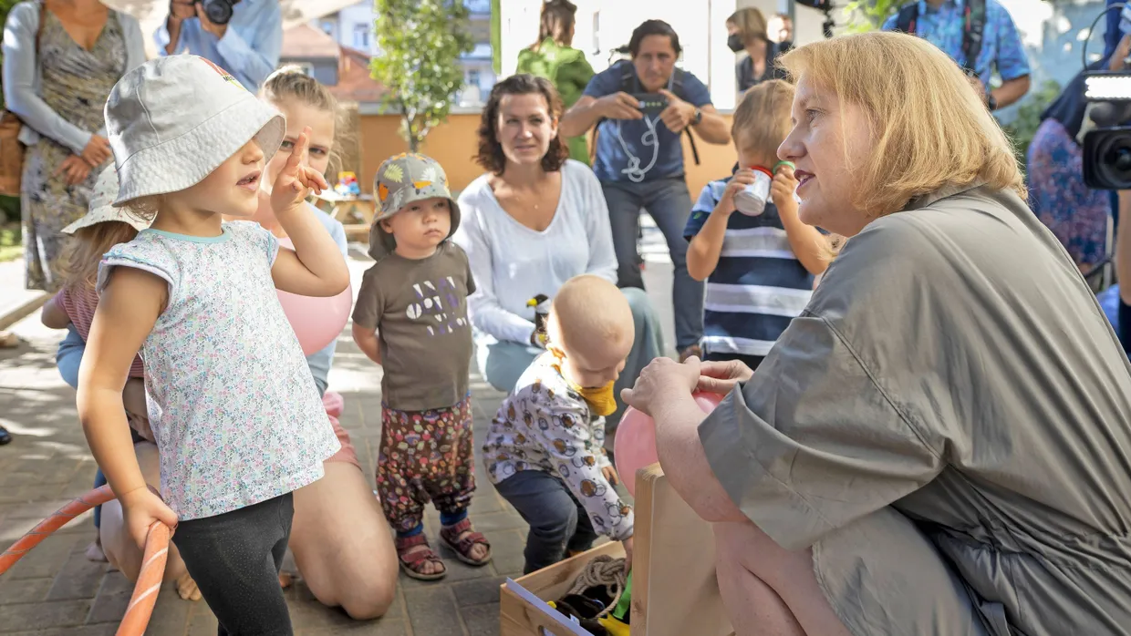 Bundesfamilienministerin Lisa Paus (Grüne) in einem Zentrum für Familien und Alleinerziehende in Jena