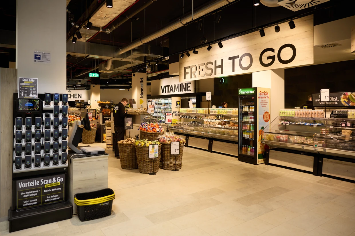 Obst und Gemüse werden im Laden frisch geschnippelt.