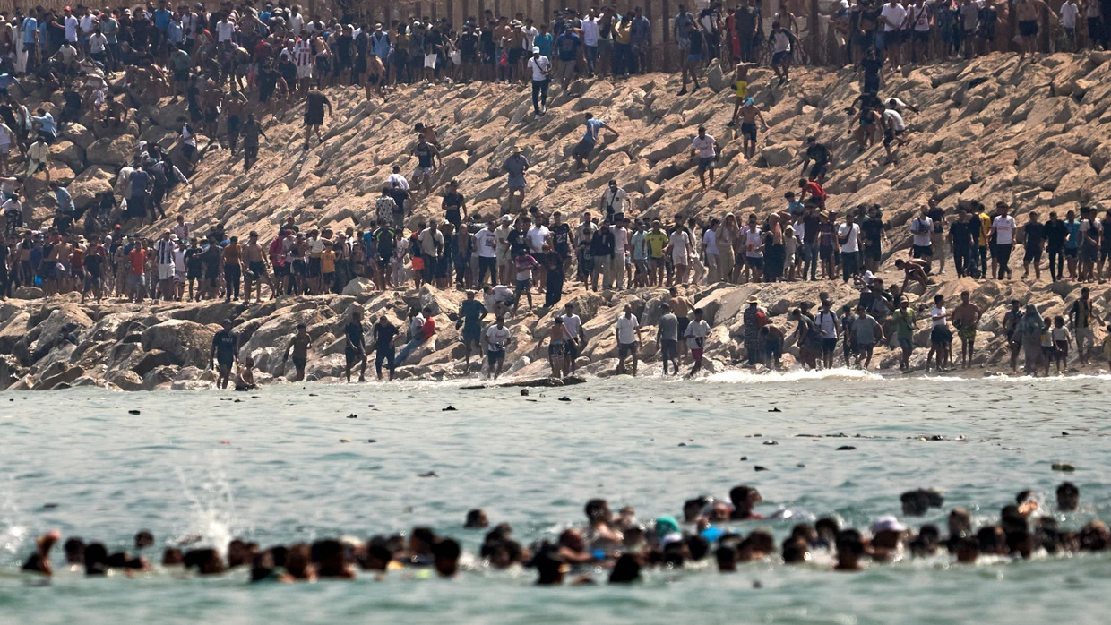 Migranten überqueren die Grenze von Marokko in die spanische Exklave Ceuta.