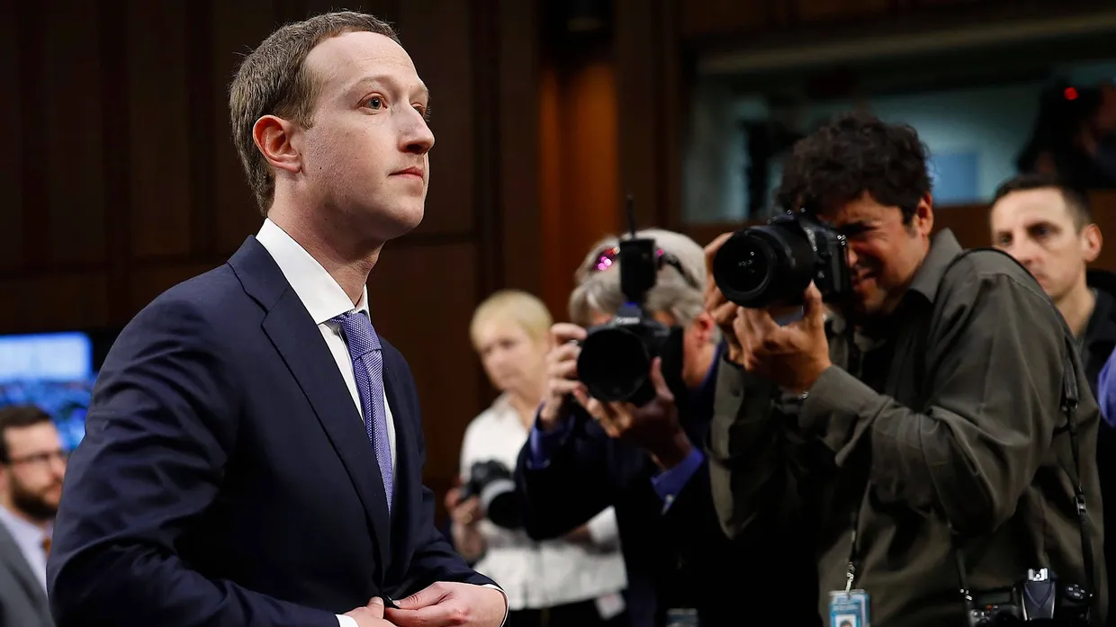 Und beim Aufstehen nicht vergessen, den ersten Knopf wieder zu schließen: Zuckerberg im Anzug vorm amerikanischen Kongress