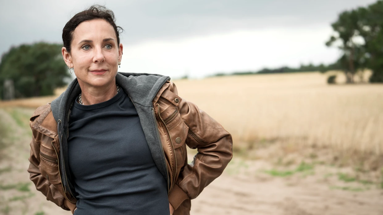 Juli Zeh in einem Waldstück nahe ihrem Wohnort
