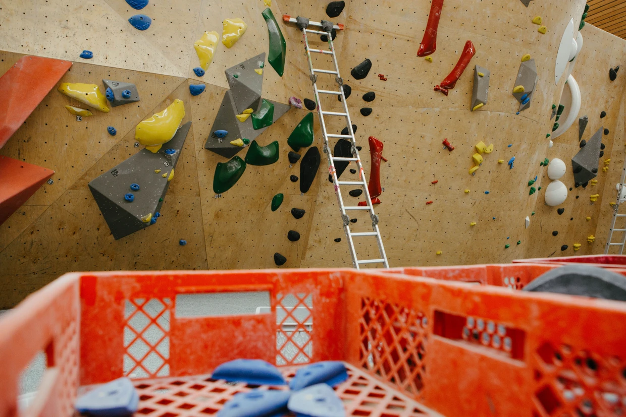 Bevor geklettert werden kann, muss in der Halle in Pfungstadt die Route gebaut werden.