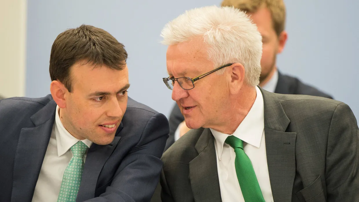 Der baden-württembergische Finanzminister Nils Schmid (SPD) und sein Ministerpräsident Winfried Kretschmann im Landtag