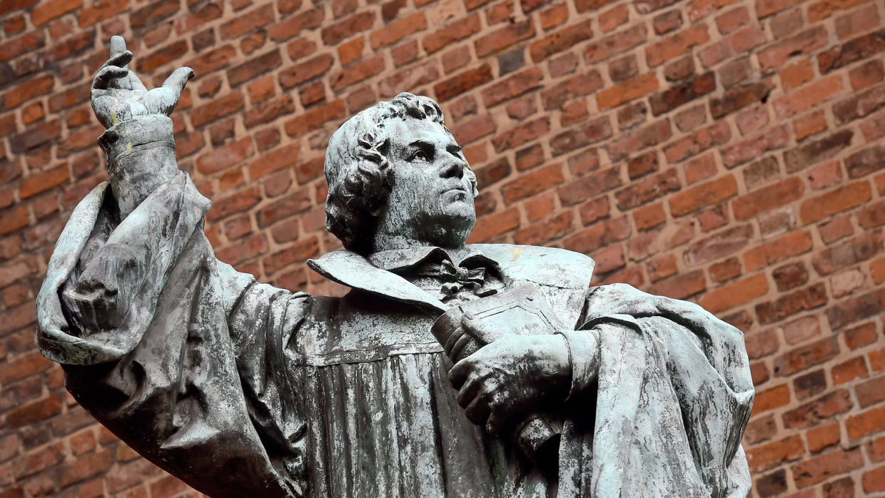 Der Überlieferung nach soll Martin Luther am 31. Oktober 1517 in Wittenberg 95 Thesen an die Tür der Schlosskirche geschlagen haben.