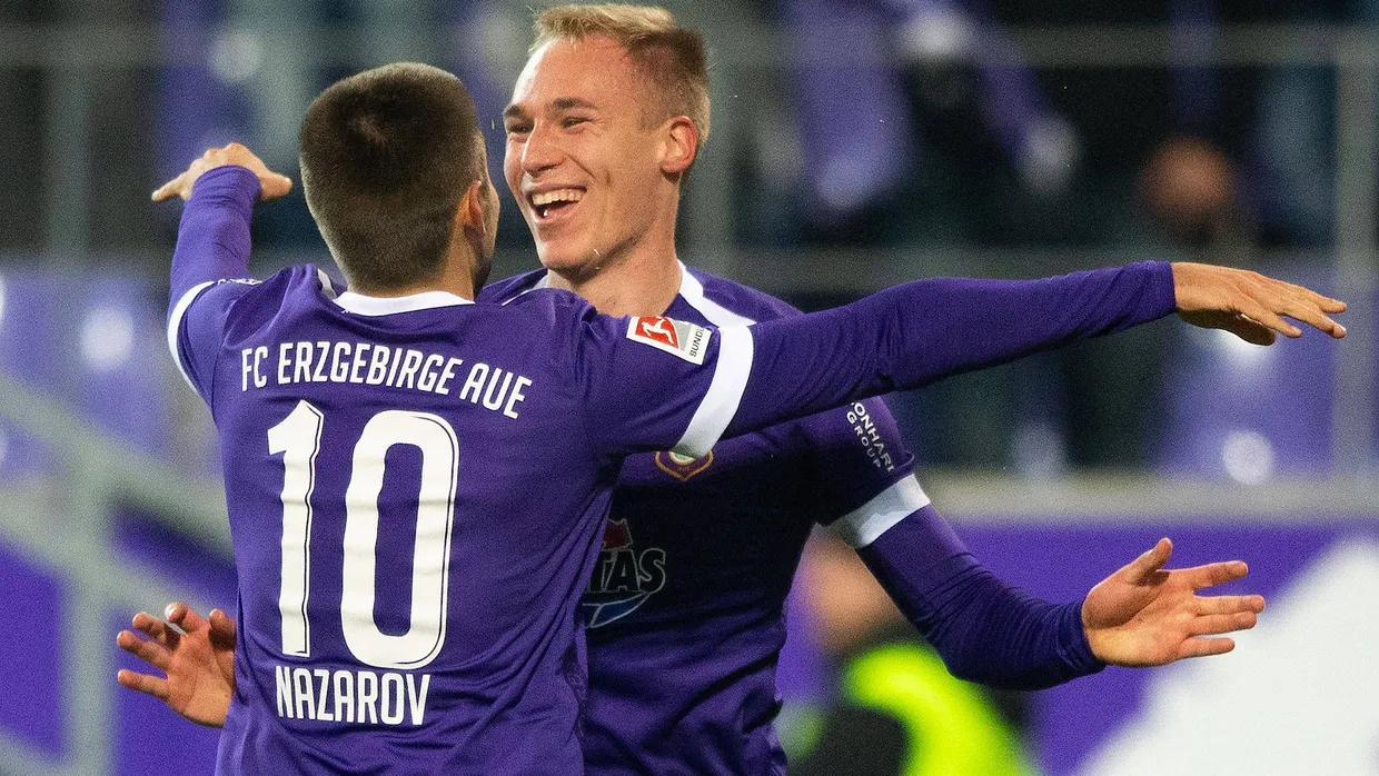 Zwei, die sich freuen: Aues Florian Krüger (rechts) jubelt nach seinem Tor zum zwischenzeitlichen 1:0 mit Dimitrij Nazarov.