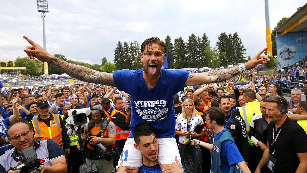 Erst eiskalt beim Freistoß, dann biernass beim Feiern: Tobias Kempe