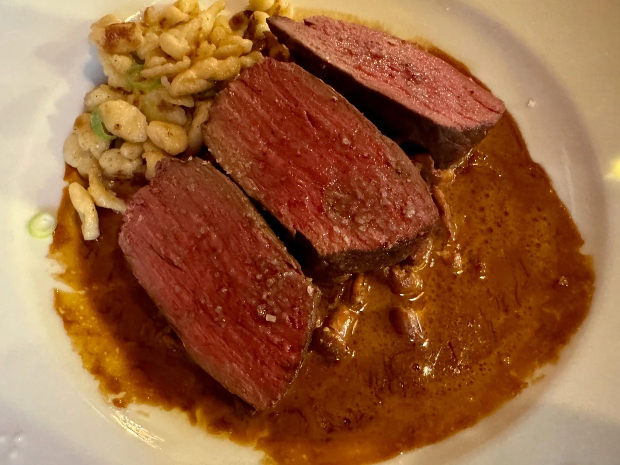 Rehkeule rosa gebraten – Rahmsauce, Pfifferlinge, Spätzle