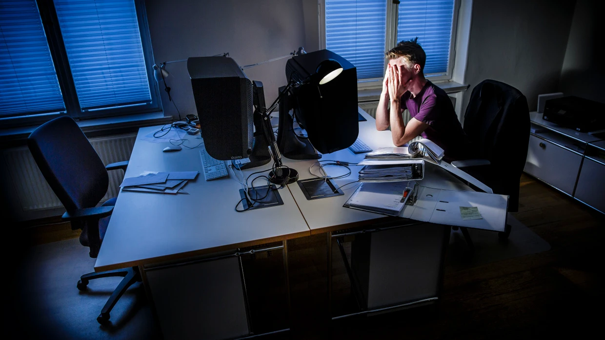 Glückliches Arbeiten sieht anders aus – was früh gelernte Muster-Wiederholungen damit zu tun haben können, erklärt eine Karriereberaterin.