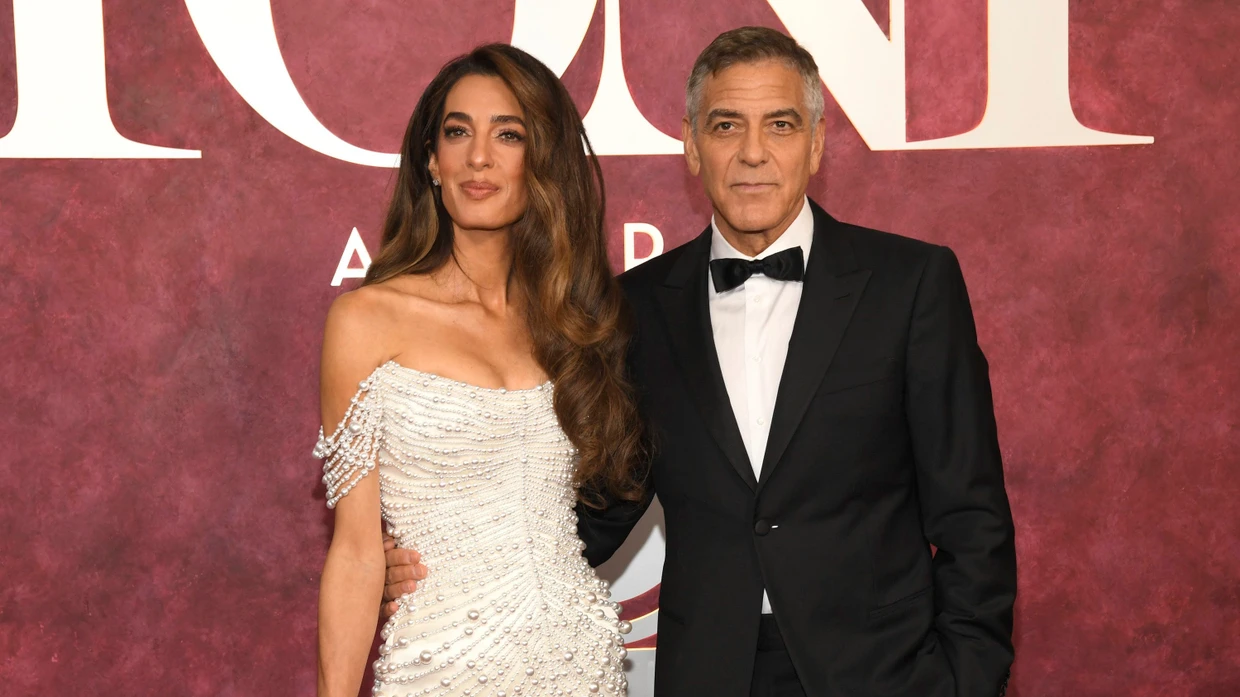 Amal Clooney und George Clooney kommen zur 78. Tony-Verleihung in der Radio City Music Hall (Archivbild).