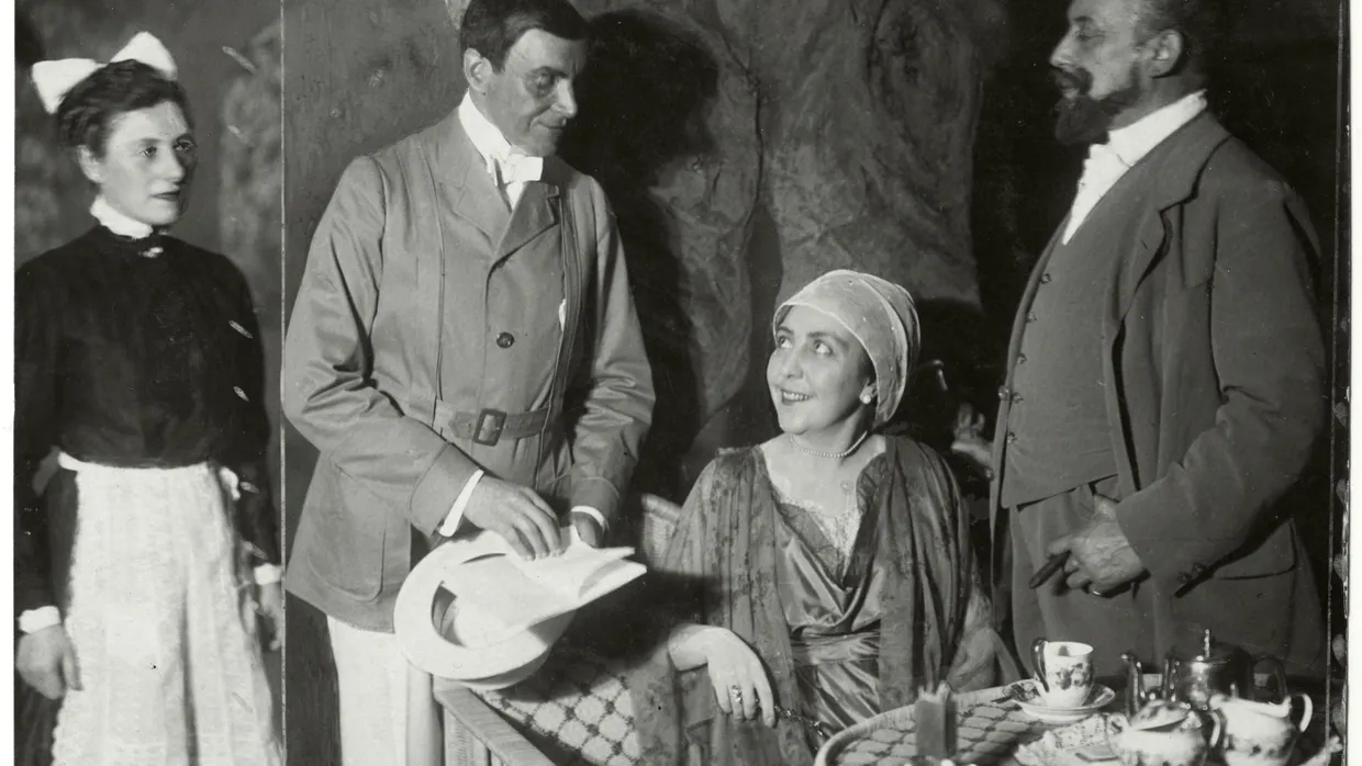 Szene aus der Berliner Erstaufführung von Arthur Schnitzlers „Fink und Fliederbusch“ am Lessing-Theater, um 1917/18.