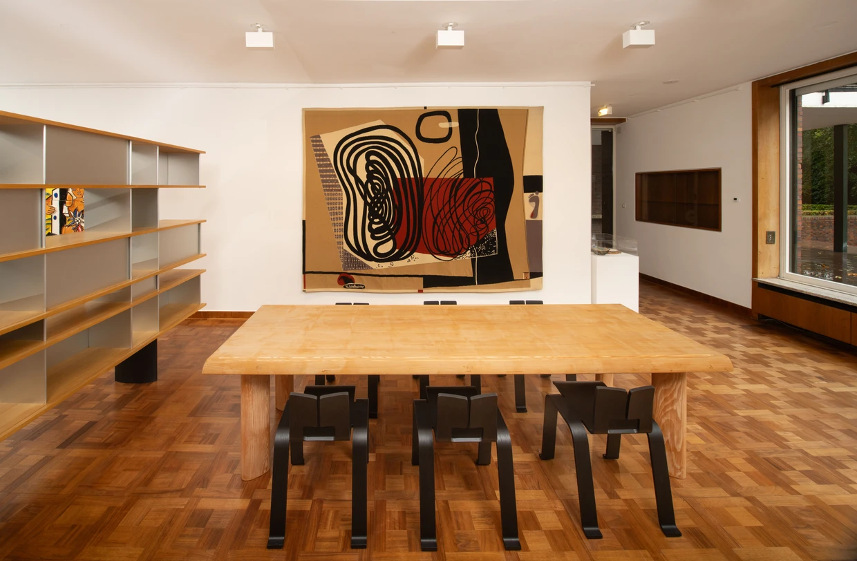 Ensemble mit Entwürfen von Charlotte Perriand im Haus Lange