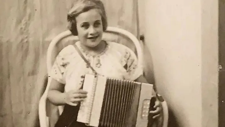 „Ein liebenswürdiges Kind“: Ellen Adler mit ihrem Akkordeon