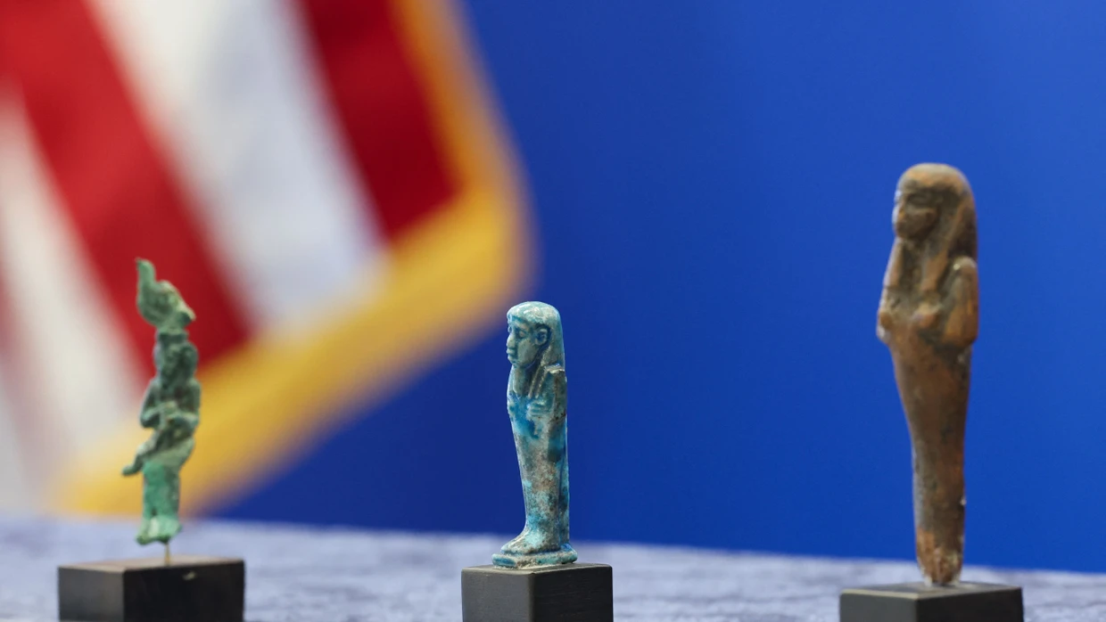 Einige der gestohlenen Figuren, die das FBI in Los Angeles der ägyptischen Regierung übergab.
