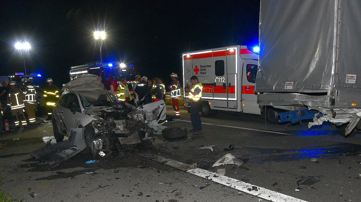 Spuren des tödlichen Crashs: Das zertrümmerte Auto steht in der Nacht zu Donnerstag auf der Autobahn 6 bei Viernheim. Rettungskräfte waren im Einsatz.