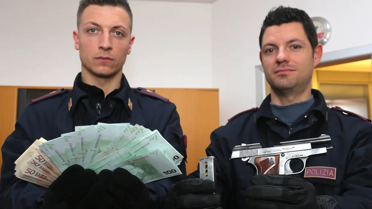 Italienische Reise: Im Hotelzimmer des Angeklagten fanden Mailänder Polizisten im März eine Waffe und mehrere tausend Euro Bargeld.
