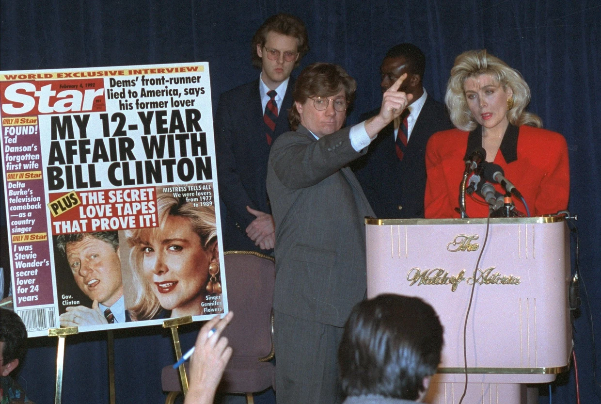 Gennifer Flowers im Januar 1992 auf einer Pressekonferenz neben ihrem Anwalt