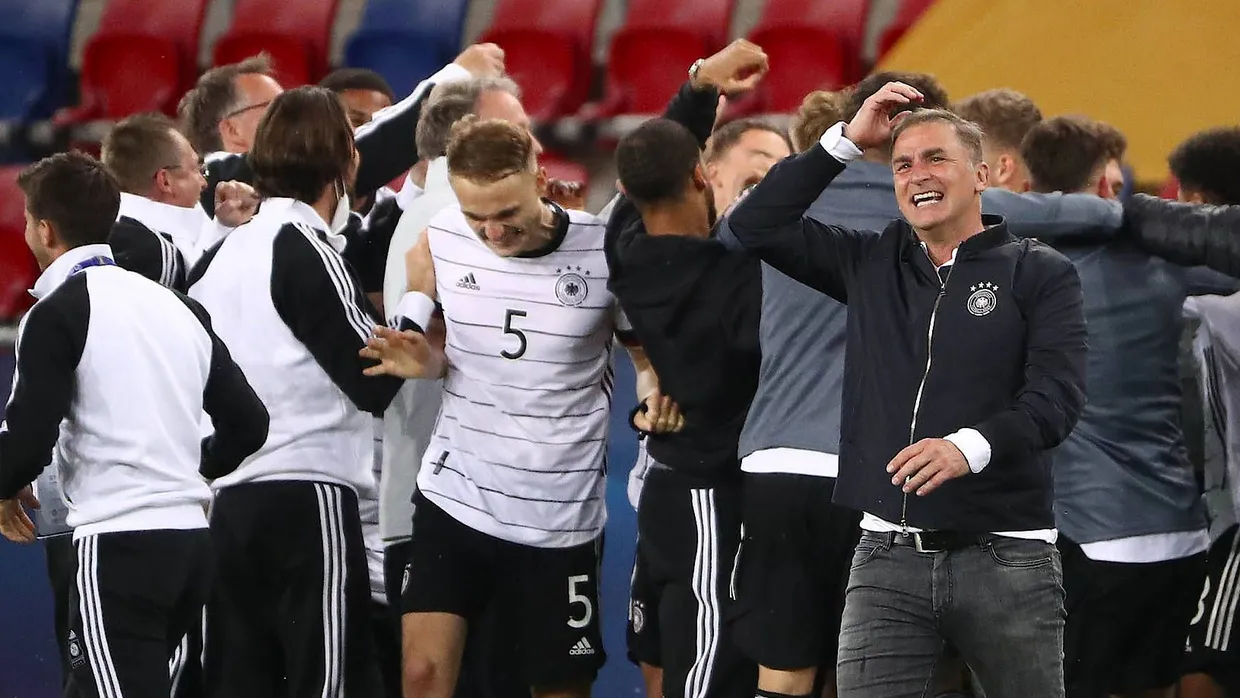 Der Anführer vor seinem kompletten Rudel: Trainer Stefan Kuntz freut sich über den EM-Triumph seiner Mannschaft.