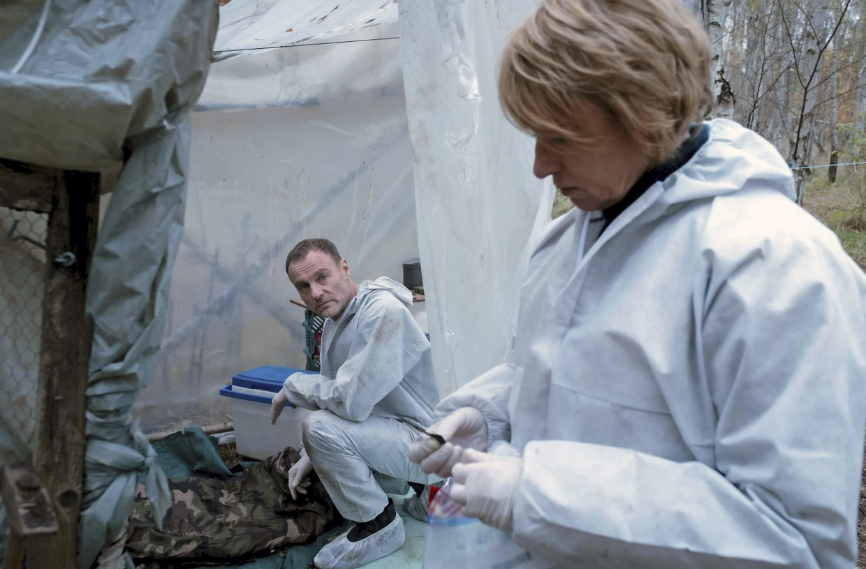 Die Kommissare (Mark Waschke, Corinna Harfouch) am Fundort der Leiche.