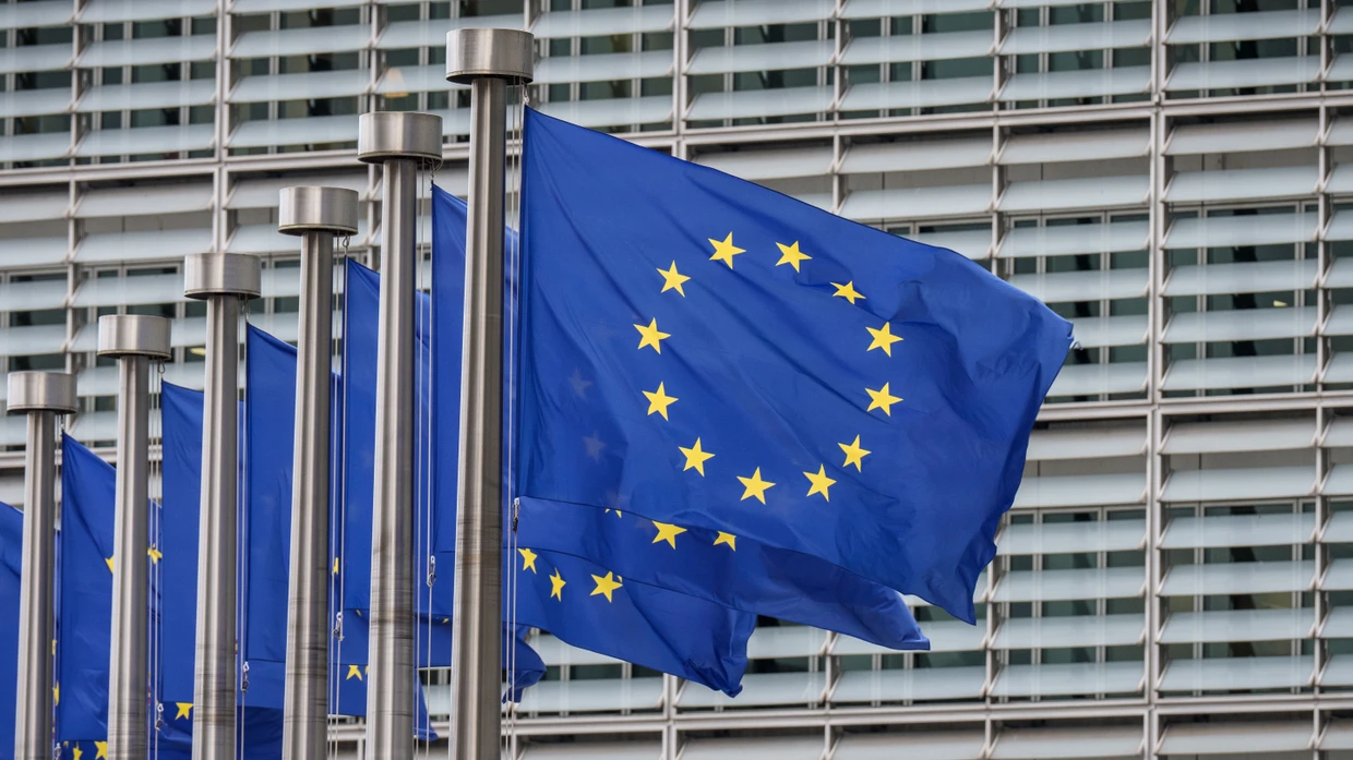 EU-Fahnen wehen vor dem Gebäude EU-Kommission in Brüssel