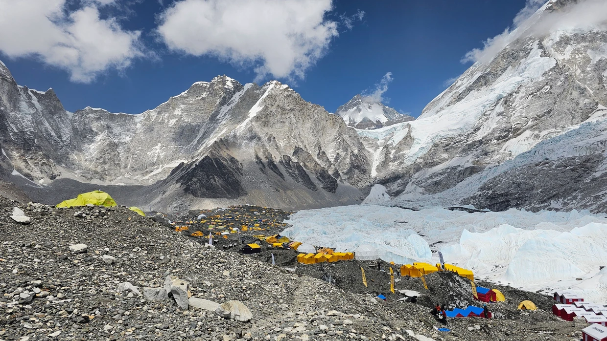 Eine regelrechte Zeltstadt auf über 5000 Metern Höhe: Im Basislager herrscht reger Betrieb