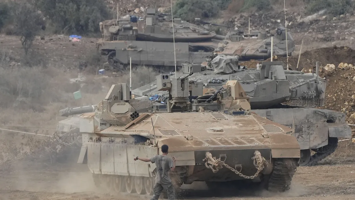 Israelische gepanzerte Mannschaftstransportwage und Panzer manövrieren im Norden Israels nahe der israelisch-libanesischen Grenze.