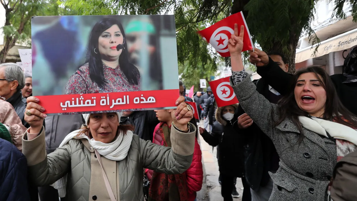 Unterstützer von Abir Moussi, der Vorsitzenden der größten säkularen Oppositionspartei Tunesiens fordern im Januar ihre Freilassung in Tunis.
