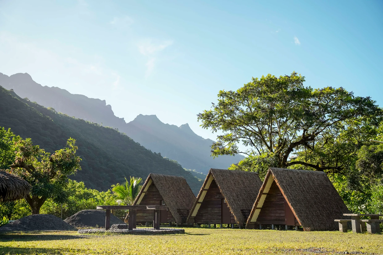Nurdachhäuser auf Tahiti.